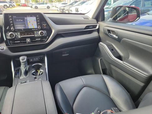 Used 2022 Toyota Highlander XLE image 17