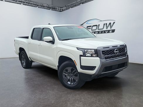 Used 2025 Nissan Frontier SV image 1