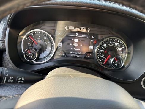 Used 2019 RAM 1500 Laramie AWD/4WD image 18