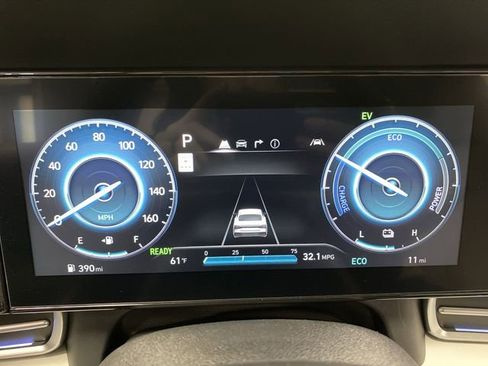 New 2025 Hyundai Elantra Limited image 18