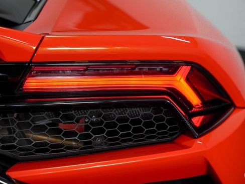 Used 2020 Lamborghini Huracan EVO RWD image 25