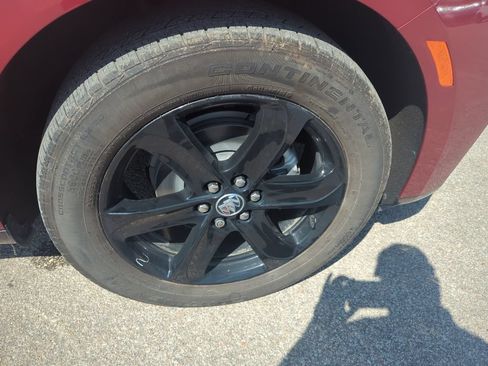 Used 2023 Buick Enclave Essence w/ Sport Touring Edition FWD image 7