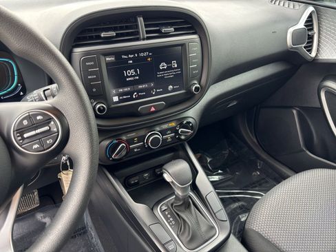Used 2025 Kia Soul LX w/ LX Technology Package FWD image 17