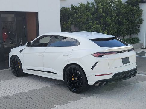 Used 2022 Lamborghini Urus AWD/4WD image 3