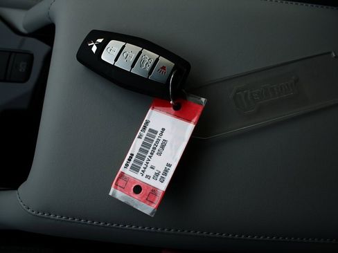 New 2025 Mitsubishi Outlander SE image 28