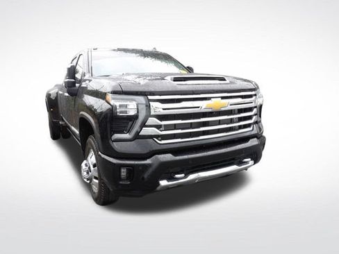 Used 2025 Chevrolet Silverado 3500 High Country w/ High Country Premium Package AWD/4WD image 2