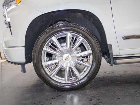 Used 2022 Chevrolet Silverado 1500 High Country w/ High Country Premium Package AWD/4WD image 10