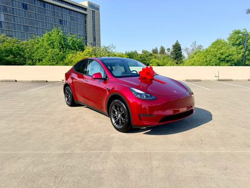Used 2024 Tesla Model Y Long Range RWD image 1