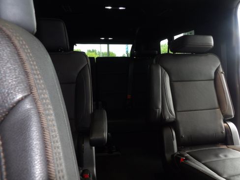 Used 2023 Chevrolet Suburban High Country AWD/4WD image 33