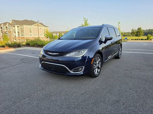 Used 2018 Chrysler Pacifica Limited w/ Tire & Wheel Group FWD image 1
