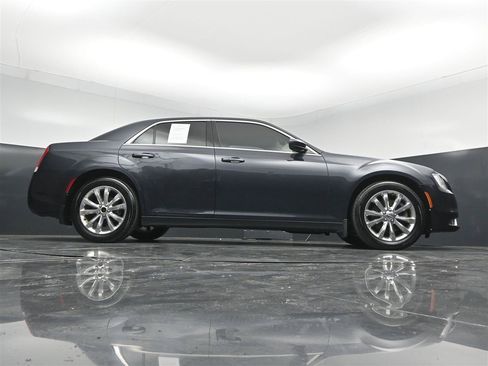 Used 2017 Chrysler 300 Limited w/ Value Package AWD/4WD image 29