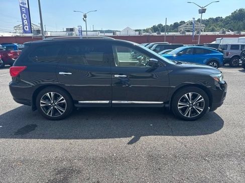 Used 2017 Nissan Pathfinder Platinum w/ Family Entertainment Package FWD image 4