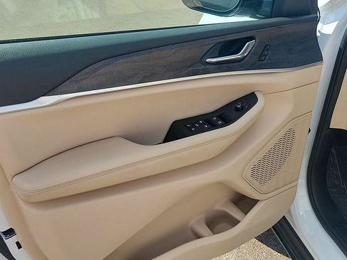 Certified 2025 Jeep Grand Cherokee L Limited w/ Luxury Tech Group II AWD/4WD image 4