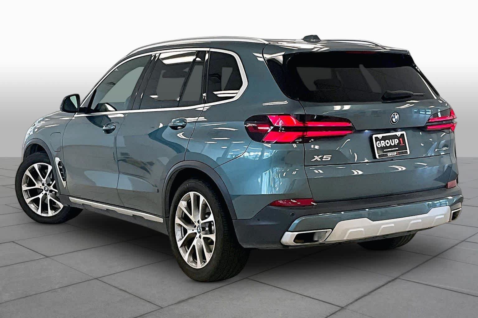 Used 2024 BMW X5 xDrive50e w/ Parking Assistance Package AWD/4WD image 11