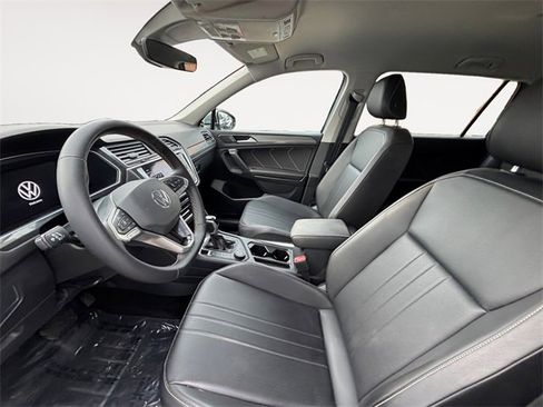 Used 2022 Volkswagen Tiguan SE image 9