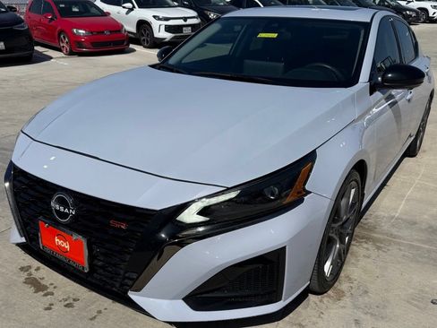 Used 2024 Nissan Altima 2.0 SR FWD image 2