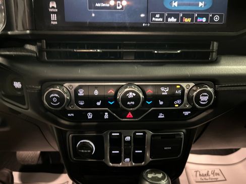 Used 2025 Jeep Wrangler Unlimited Sahara AWD/4WD image 19