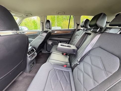 Used 2024 Volkswagen Atlas SE AWD/4WD image 24