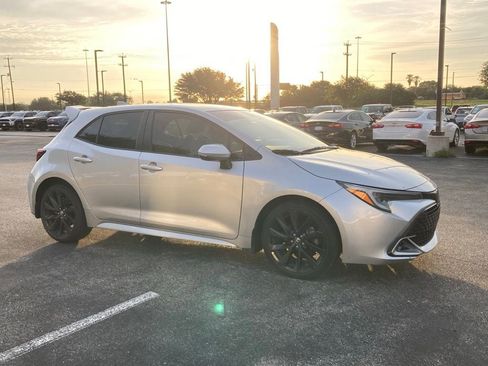 Used 2025 Toyota Corolla XSE FWD image 2