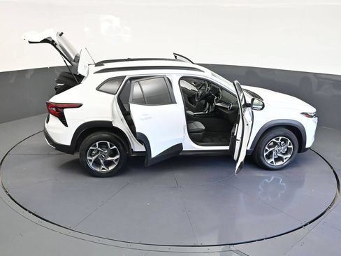 Used 2025 Chevrolet Trax LT FWD image 17