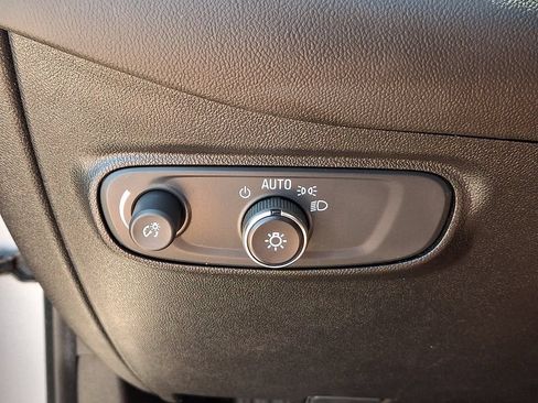 Used 2018 Chevrolet Equinox LT FWD image 27