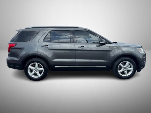 Used 2018 Ford Explorer XLT w/ Equipment Group 202A image 5
