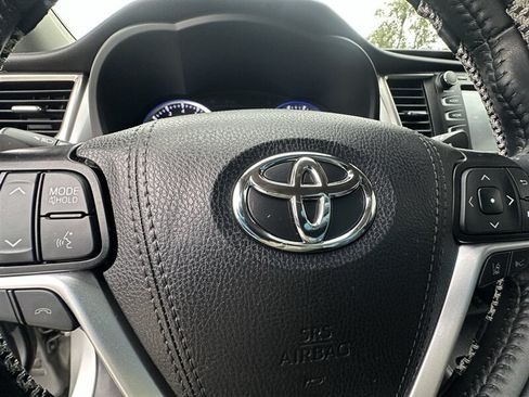 Used 2019 Toyota Highlander XLE AWD/4WD image 47