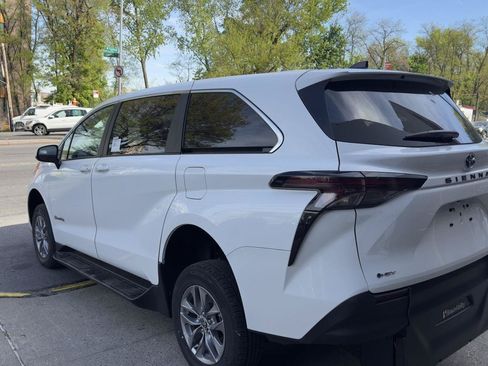Used 2026 Toyota Sienna LE FWD image 5