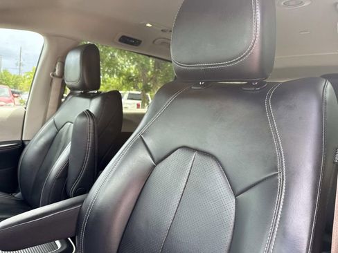 Used 2023 Chrysler Pacifica Touring-L FWD image 26