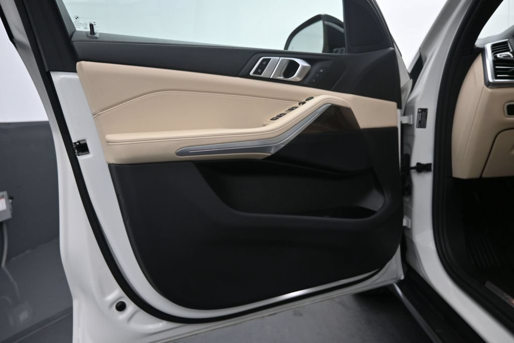 Used 2022 BMW X5 sDrive40i w/ Premium Package RWD image 4