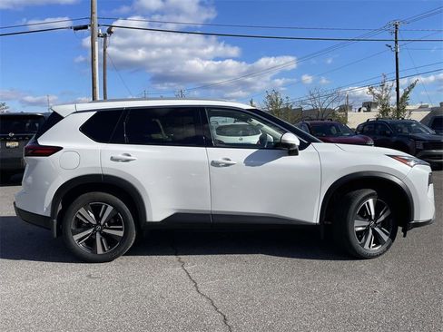 Used 2024 Nissan Rogue SL image 2