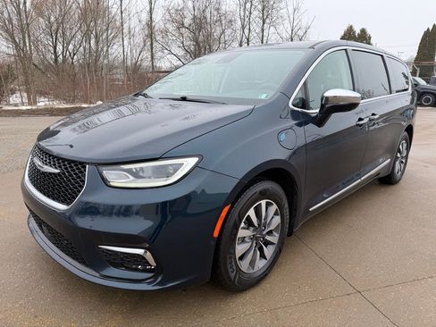 Used 2023 Chrysler Pacifica Limited FWD image 1