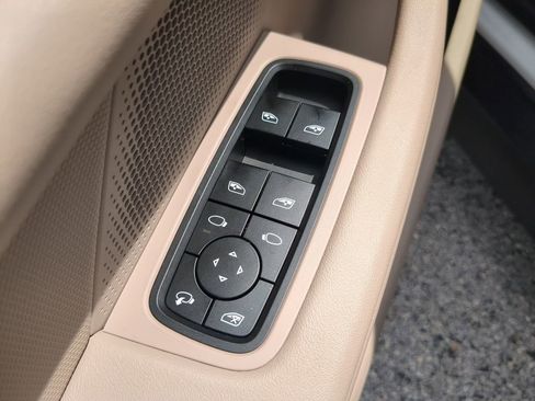 Used 2024 Porsche Taycan RWD image 18