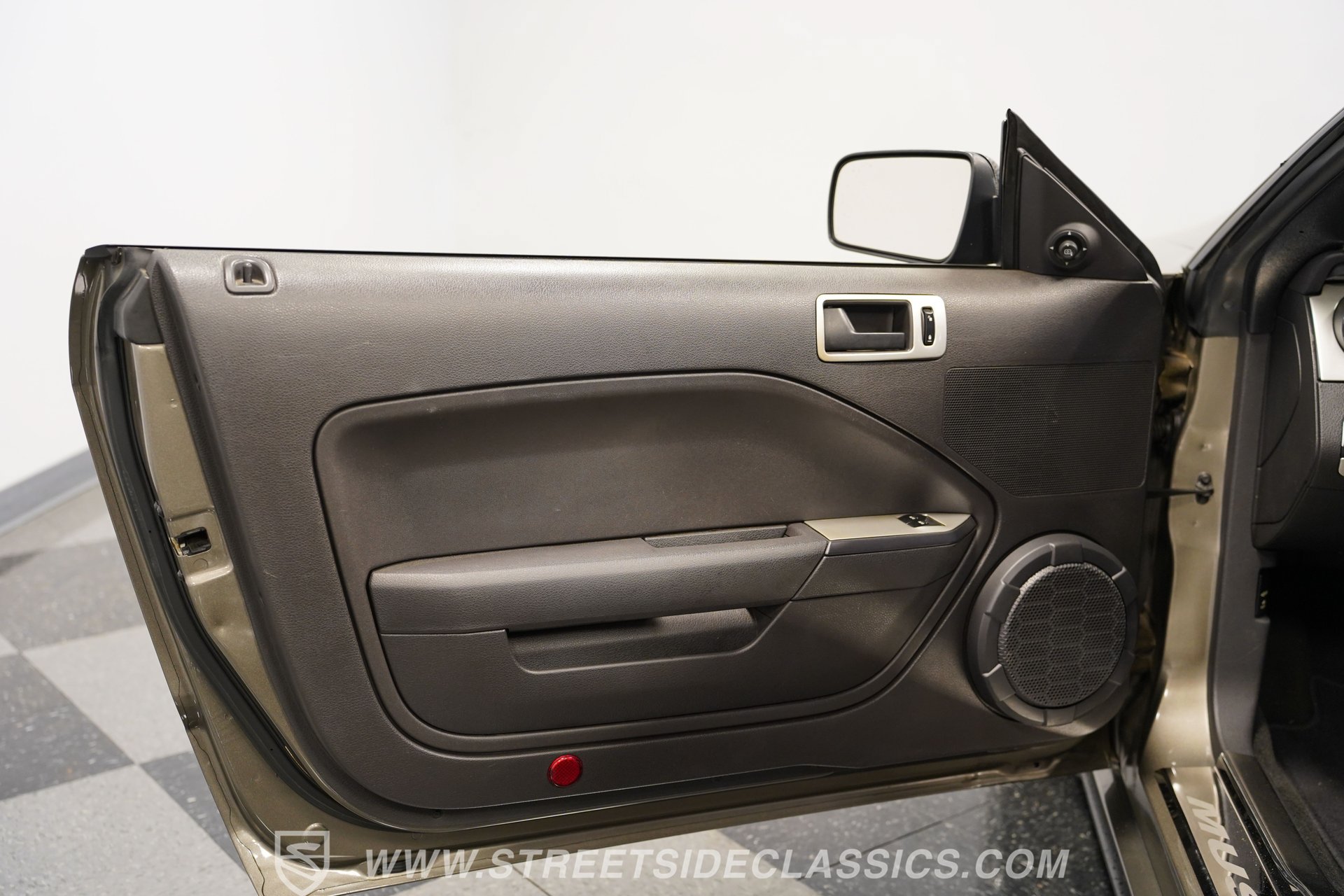 Used 2005 Ford Mustang GT RWD image 38