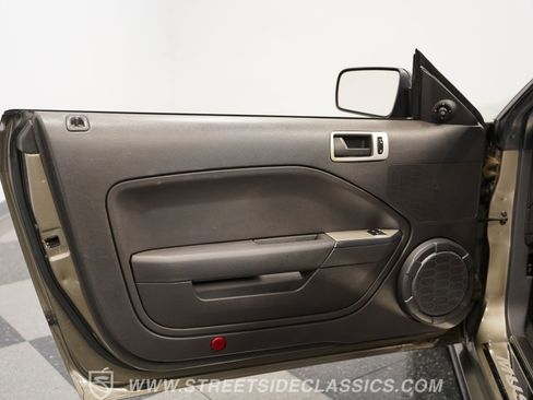 Used 2005 Ford Mustang GT RWD image 38