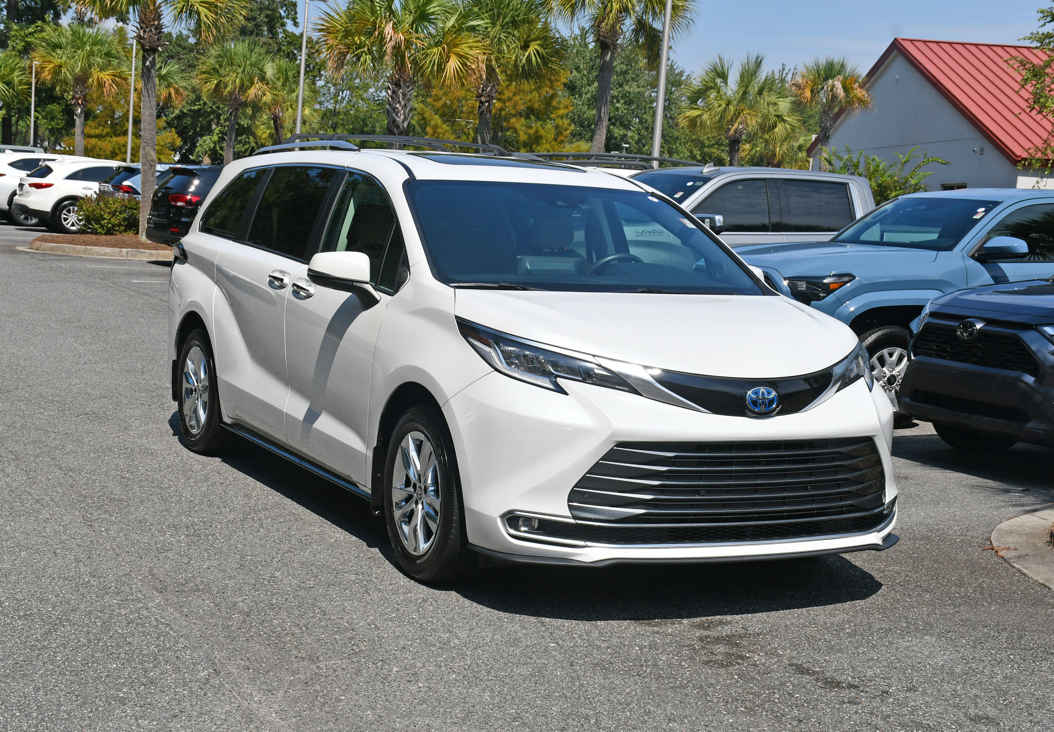 Certified 2024 Toyota Sienna Limited FWD image 6