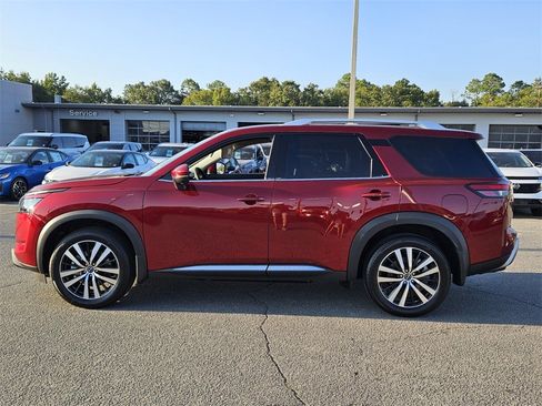New 2025 Nissan Pathfinder Platinum image 2