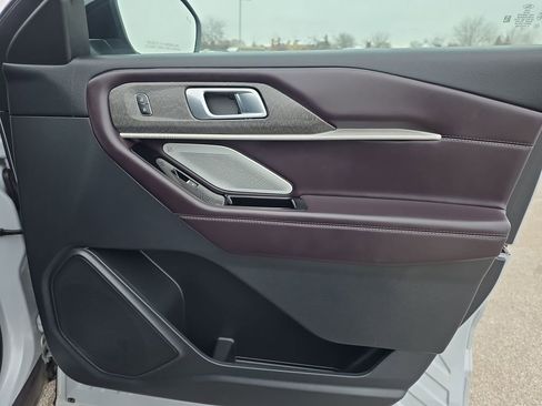 Used 2025 Ford Explorer Platinum image 15