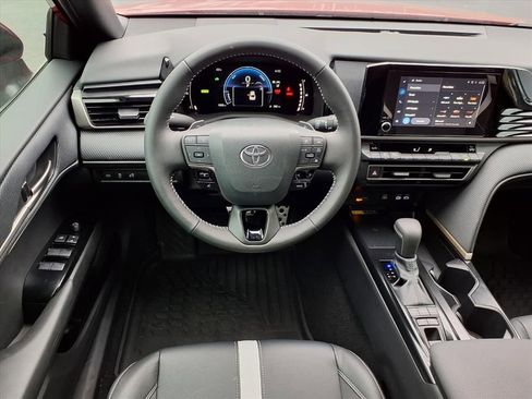 Used 2025 Toyota Camry SE image 13