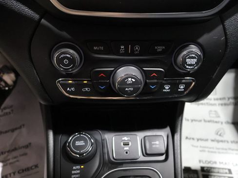 Used 2021 Jeep Cherokee Latitude Lux w/ Comfort/Convenience Group AWD/4WD image 28