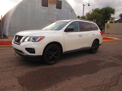 Used 2017 Nissan Pathfinder Platinum image 1