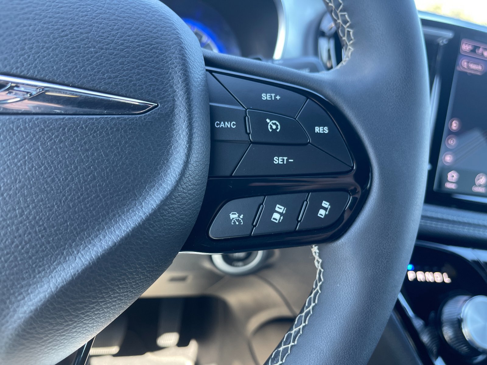 Used 2025 Chrysler Pacifica Limited FWD image 29