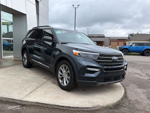 Used 2022 Ford Explorer XLT w/ Equipment Group 202A AWD/4WD image 3