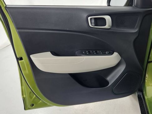 Used 2024 Hyundai Venue SEL FWD image 18