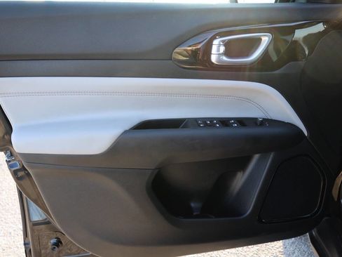 Used 2025 Jeep Compass Limited image 12