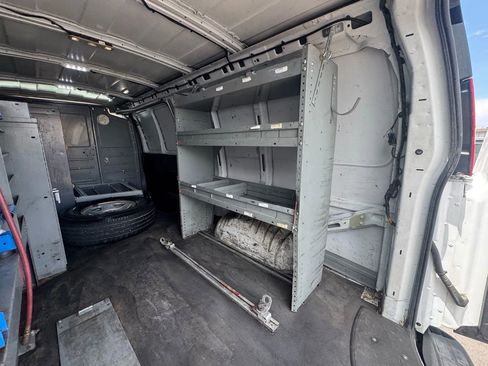 Used 2017 Chevrolet Express 3500 Extended image 18