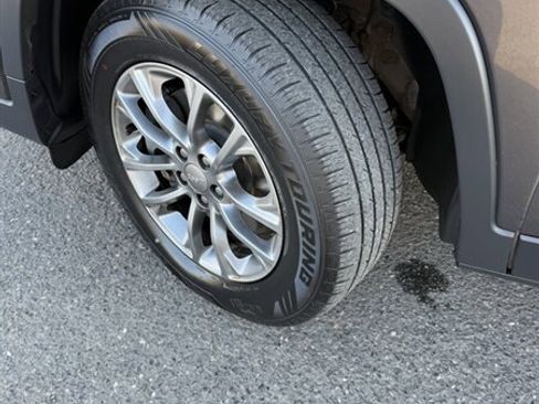 Used 2019 Jeep Cherokee Latitude Plus w/ Cold Weather Group image 22