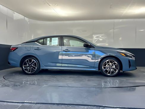Used 2025 Nissan Sentra SR FWD image 2