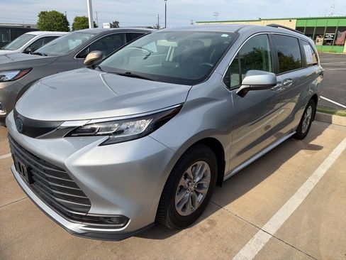 Used 2022 Toyota Sienna LE AWD/4WD image 1