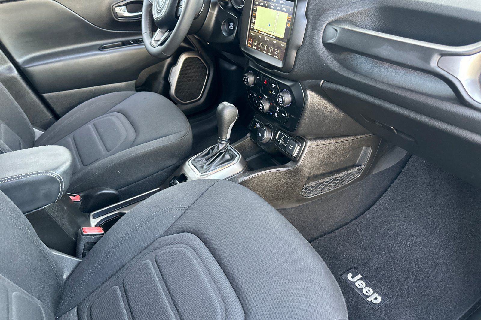 Used 2022 Jeep Renegade Latitude AWD/4WD image 17